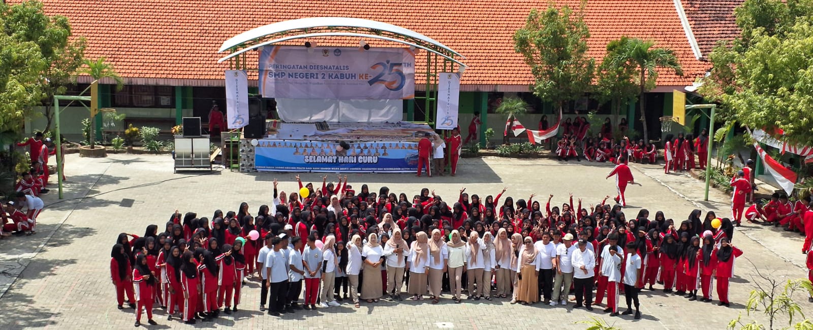 “Seperempat Abad Mengabdi: SMPN 2 Kabuh Rayakan HUT ke-25 dengan Aksi Sosial dan Seni Meriah”